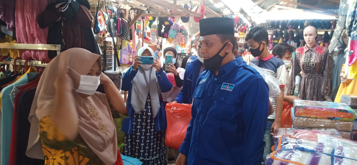 Partai Demokrat Palas Bagikan Masker Kepada Pedagang di Pasar Sibuhuan